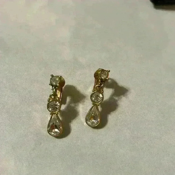 Vintage Avon Goldtone Rialto Clip On Earrings. No Box. Dangling Crystals NWOT - Picture 2 of 3